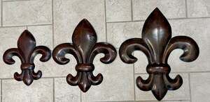 Set of 3 Wood-Look Fleur De Lis Metal Wall Art Sculptures